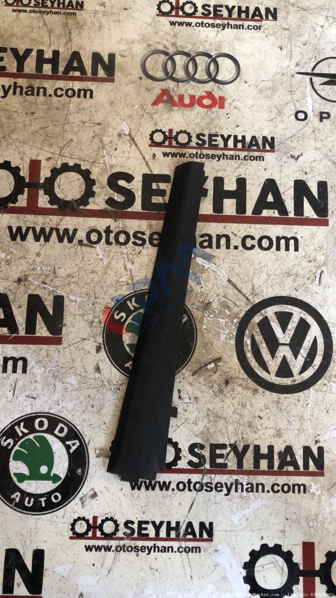 1K0868223A Volkswagen Golf 6 göğüs sol yan kaplaması