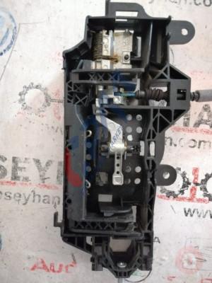 8W01837811A audi a4  2017 sol ön kapı açma kolu braketi