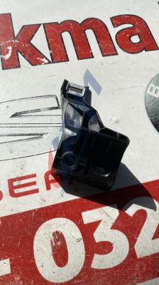 83B863616 audi a3 2020 orta konsol bağlantı braketi