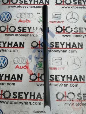 8V5827207 audi a3 2020 bağaj menteşesi kaplaması sağ