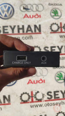 8W0035726 audi a4 2017 orta konsol usb aux girişi