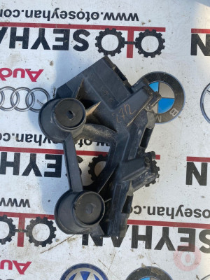 658807394A skoda kamiq 2021 sağ arka tampon stop alt braketi