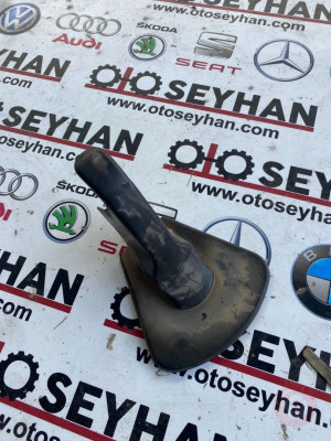 8P0886197 volkswagen jetta golf A3 arka koltuk bağlantı kaplaması