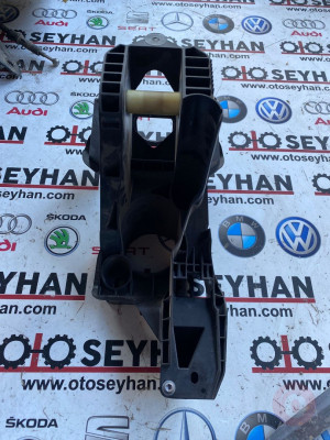 5Q1723058AJ audi A3 golf 7 pedal bağlantı braketi