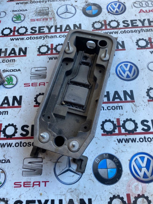 8V0713085 audi A3 2015 otomatik vites mekanizması bağlantı braketi