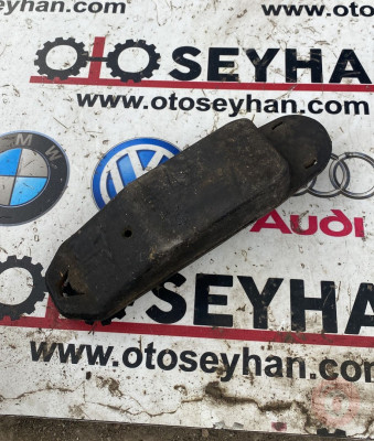 8V0802847A audi A3 2015 ön alt braket