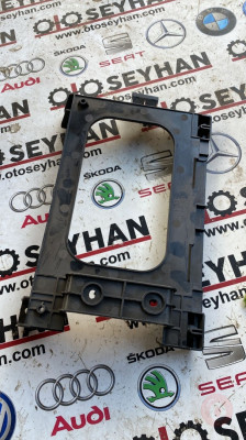 8V0907390A audi A3 2015 torpido multimedya tutucu bağlantı braketi