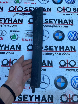 2K0868223A volkswagen caddy 2008 göğüs yan ön direk kaplaması sok