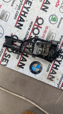 3C0837886J vw passat b7 arka sağ kapı kolu iç braketi