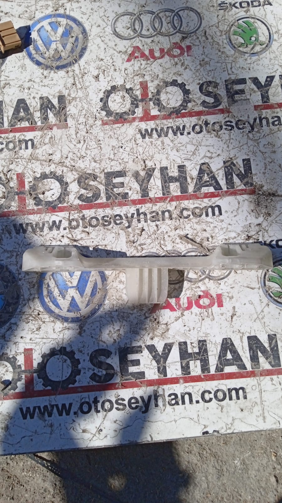 1K0858685 Passat B6 tavan tutamagı braketi