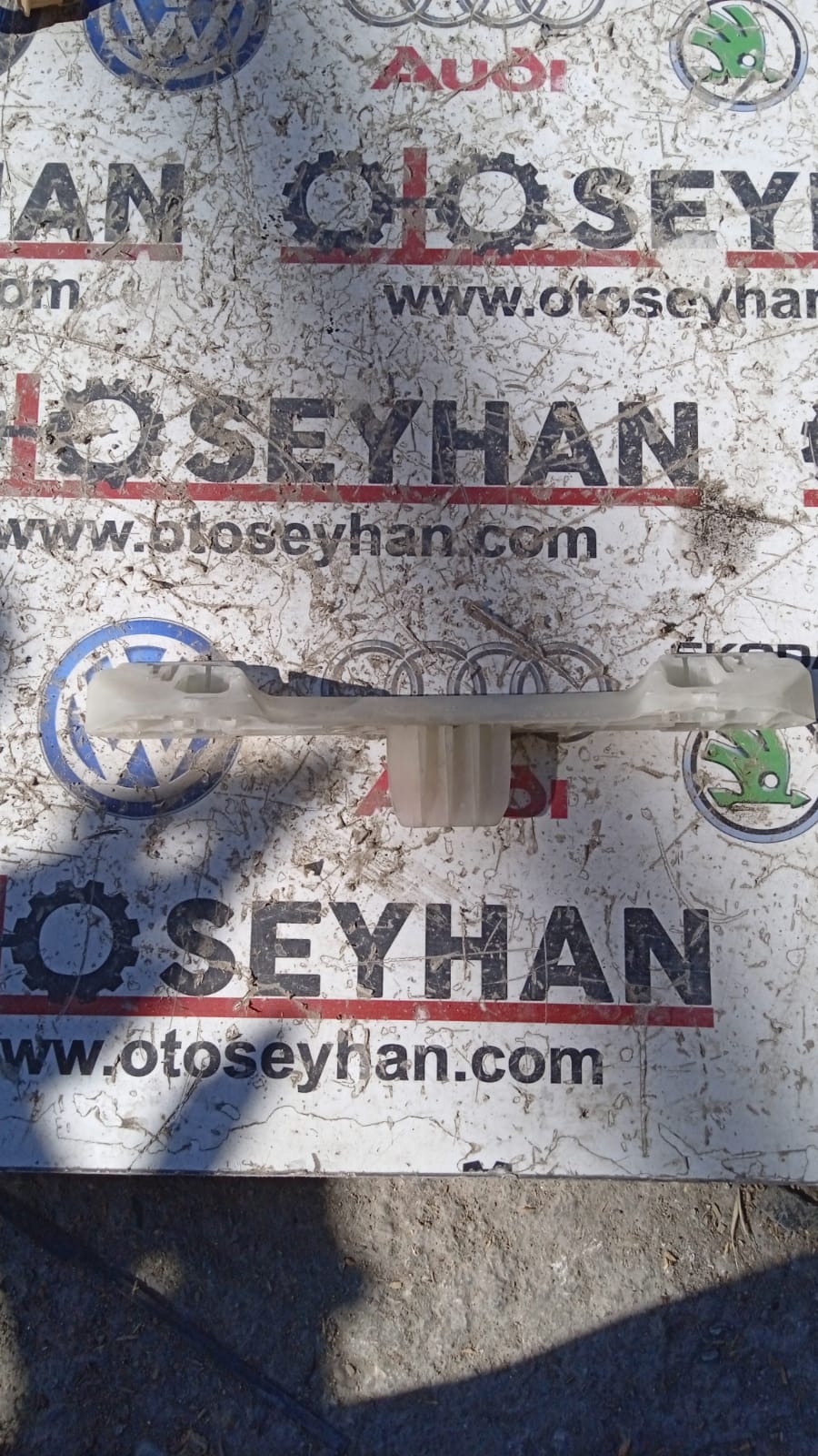 1K0858685 Passat B6 tavan tutamagı braketi