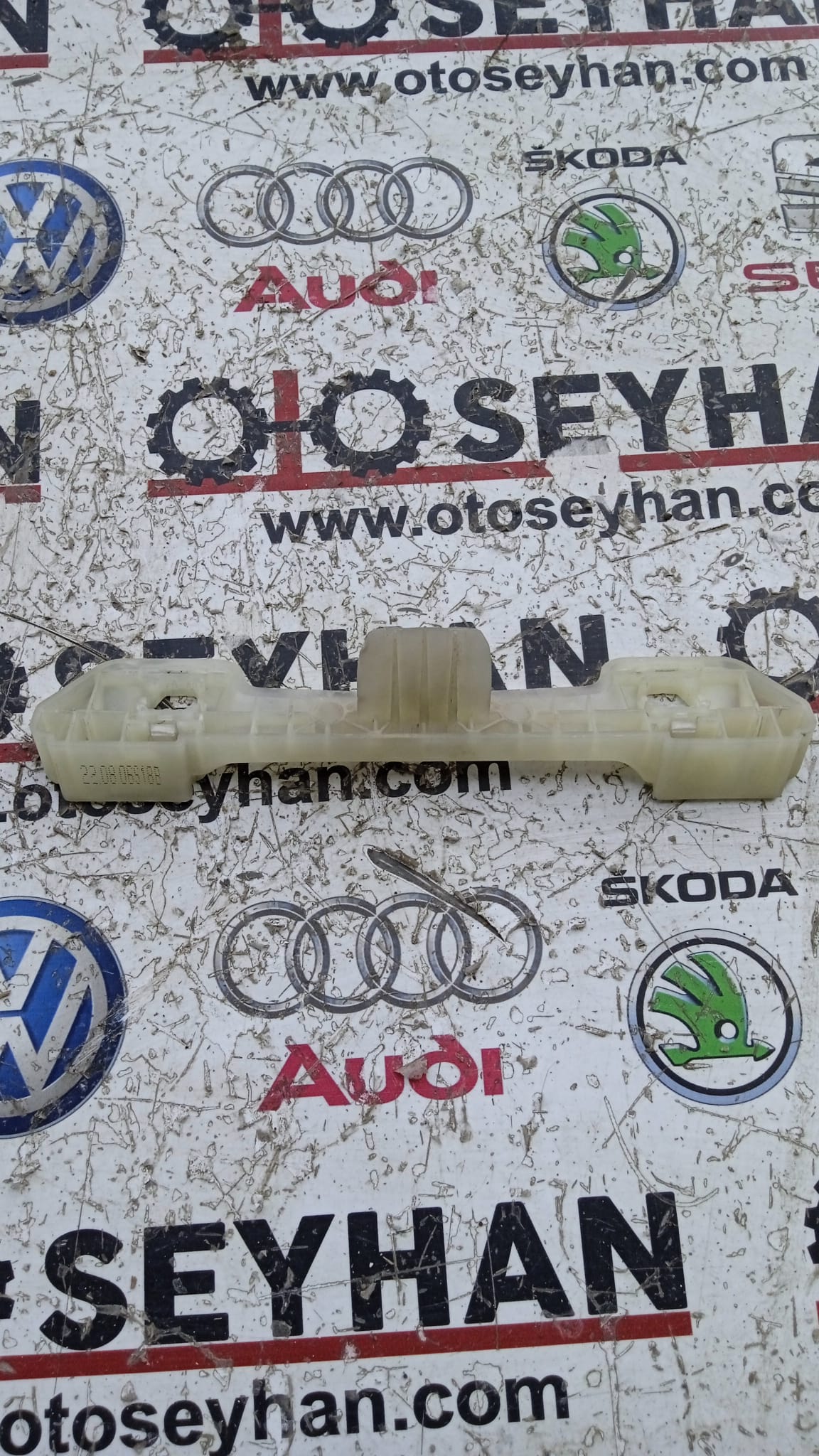 1K0858685B Passat B6 tavan tutamagı braketi