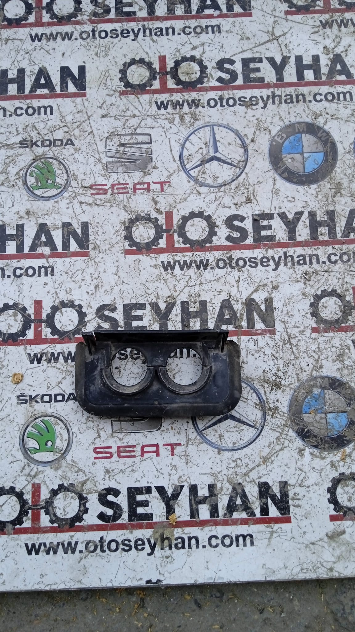 3C0971866 Passat B6 ön  dış tesisat yuvası