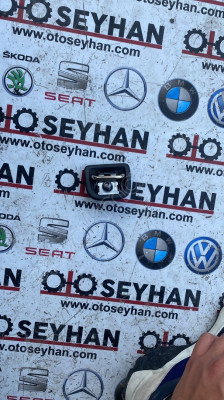 8V0863503B vw tiguan bagaj bağlama gözü