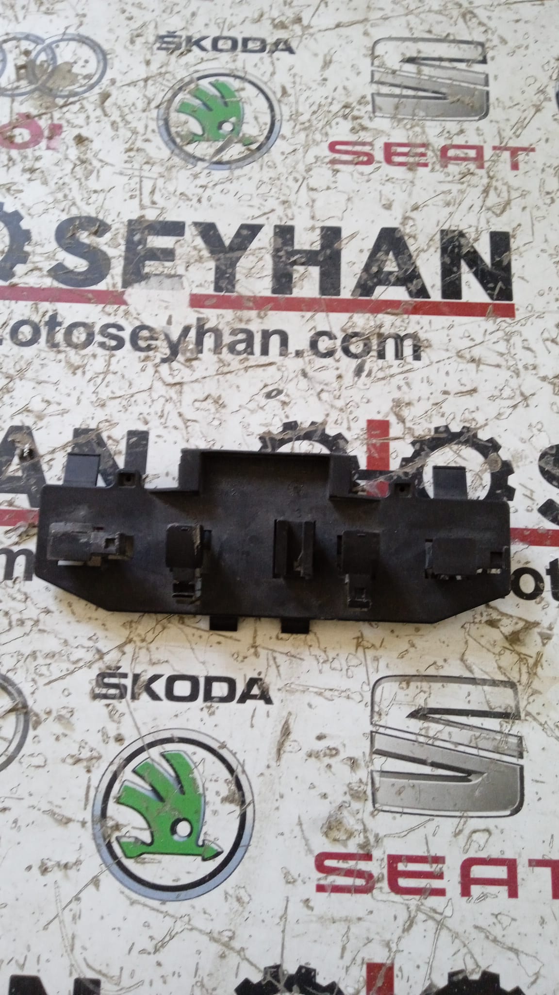 6R0937545D Skoda Fabia tesisat soketi yuvası